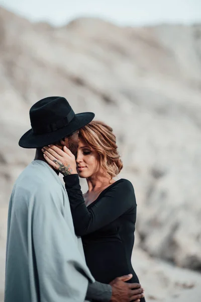 Mulher Grávida Vestido Preto Abraçando Homem Americano Africano Casal Posando — Fotografia de Stock