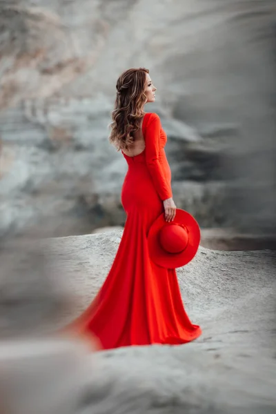 Jolie Femme Enceinte Robe Rouge Posant Contre Canyon Granit — Photo