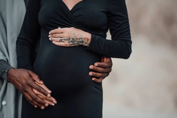 Afrikansk Amerikansk Man Håller Hand Magen Gravid Kvinna Svart Klänning — Stockfoto