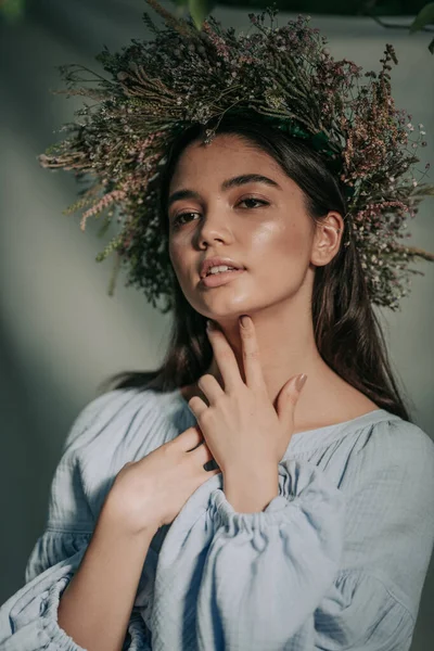 Retrato Mulher Bonita Coroa Flores Posando Câmera — Fotografia de Stock