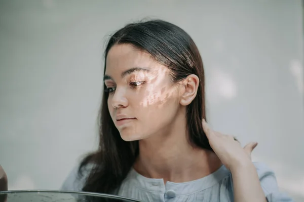 近照黑发女孩的肖像 脸上闪烁着阳光 — 图库照片