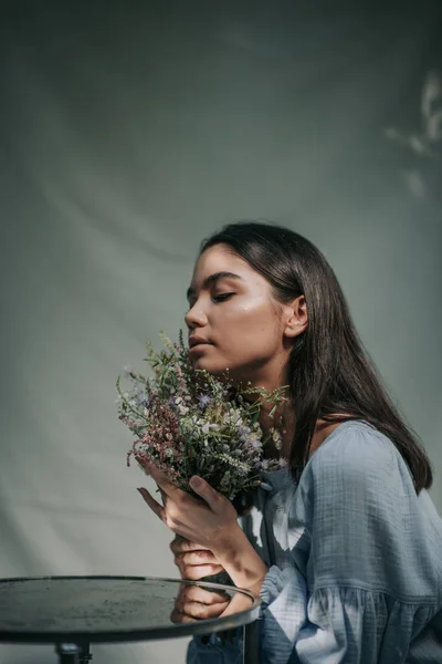 Vrolijke Vrouw Houden Boeket Van Bloemen Buiten — Stockfoto