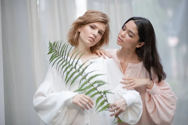 Mujeres Hermosas Posando Contra Tela —  Fotos de Stock