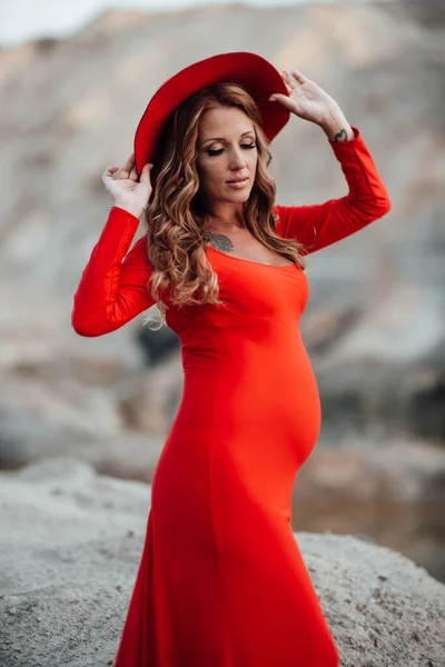 Attraktive Schwangere Frau Roten Kleid Posiert Vor Granitschlucht — Stockfoto