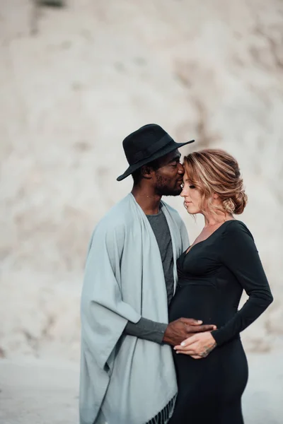 Gravid Kvinna Svart Klänning Omfamnar Afrikansk Amerikansk Man Par Poserar — Stockfoto