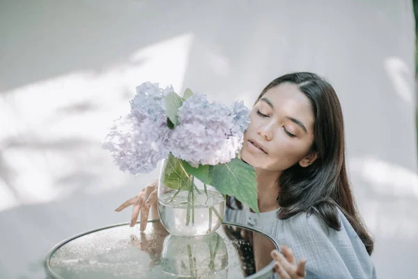 Menina Tocando Flores Hortênsia Vaso Mesa Vidro Decorativo — Fotografia de Stock