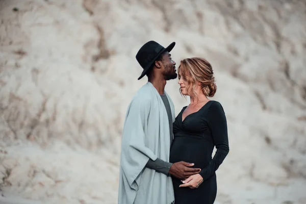 Gravid Kvinna Svart Klänning Omfamnar Afrikansk Amerikansk Man Par Poserar — Stockfoto
