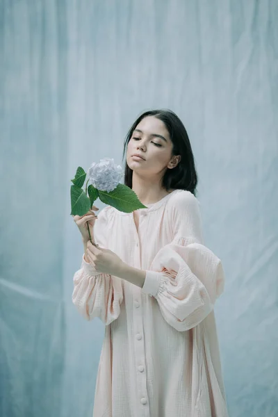 Schattig Jong Vrouw Poseren Met Hortensia Bloemen Tegen Doek Achtergrond — Stockfoto