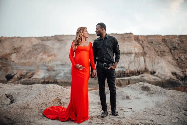 Portrait Multi Ethnic Couple Posing Granite Canyon Pregnant Woman Wearing — Stock Photo, Image