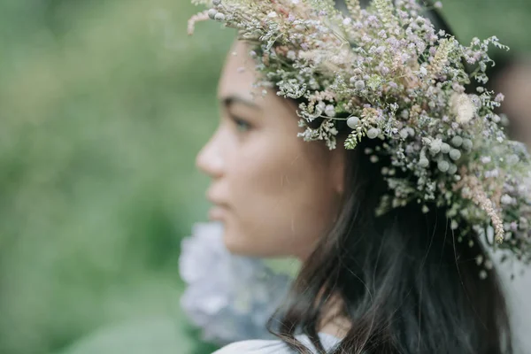 Baksida Bild Kvinna Blomma Krans Poserar Vid Kameran — Stockfoto