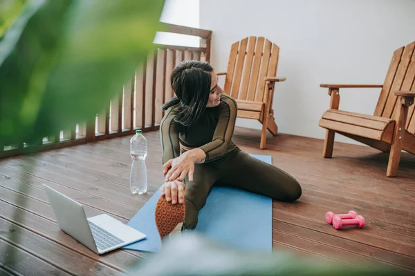 Young Beautiful Woman Doing Yoga Home — Stock Photo, Image