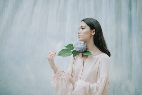 Schattig Jong Vrouw Poseren Met Hortensia Bloemen Tegen Doek Achtergrond — Stockfoto