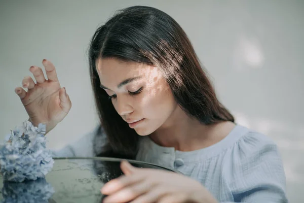 Retrato Menina Morena Posando Com Mesa Vidro Decorativa Livre — Fotografia de Stock