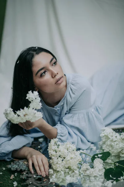 Ritratto Una Bella Giovane Donna Posa Con Dei Fiori Parco — Foto Stock