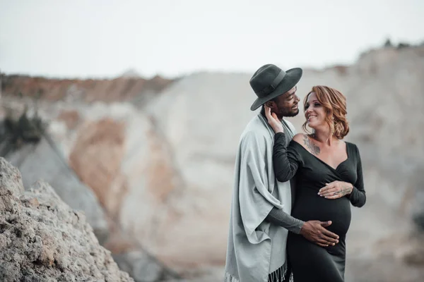 Homme Afro Américain Étreignant Femme Enceinte Robe Noire Couple Posant — Photo