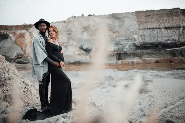 Afrikaans Amerikaanse Man Knuffelen Zwangere Vrouw Zwarte Jurk Paar Poseren — Stockfoto