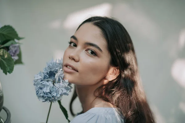 Menina Bonita Posando Com Flores Hortênsia — Fotografia de Stock