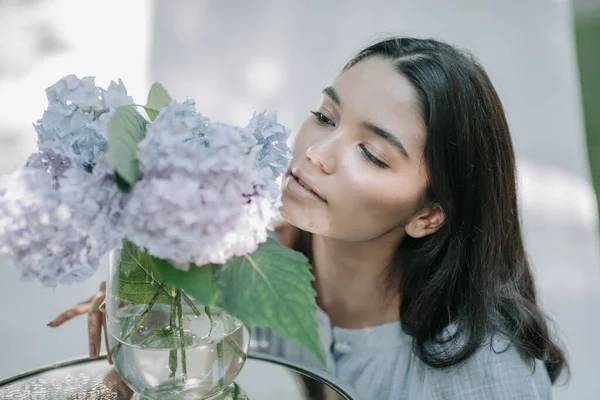 Menina Tocando Flores Hortênsia Vaso Mesa Vidro Decorativo — Fotografia de Stock