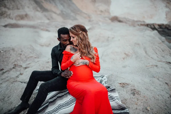 Multi Ethnic Couple Posing Granite Canyon Pregnant Woman Wearing Stylish — Stock Photo, Image