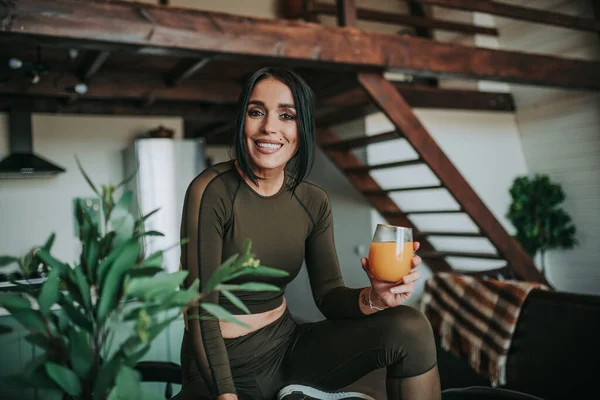 Hermosa Mujer Deportiva Posando Cocina Con Comida Saludable Imagen de archivo