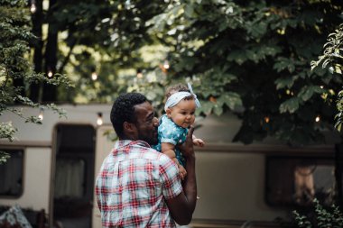 Mutlu baba, yaz parkında kızını kucaklıyor. Mutlu ebeveynlik kavramı 