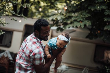 Mutlu baba, yaz parkında kızını kucaklıyor. Mutlu ebeveynlik kavramı 