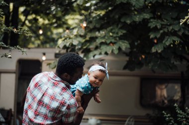 Mutlu baba, yaz parkında kızını kucaklıyor. Mutlu ebeveynlik kavramı 