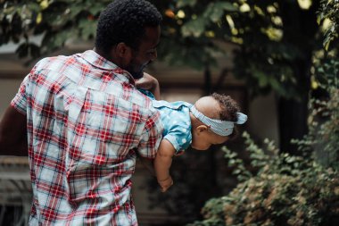 Mutlu baba, yaz parkında kızını kucaklıyor. Mutlu ebeveynlik kavramı 