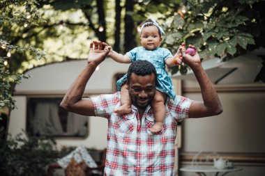 Mutlu baba, yaz parkında kızını kucaklıyor. Mutlu ebeveynlik kavramı 