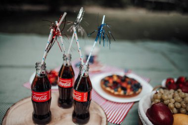 Tatil masasında pipetle süslenmiş kola şişelerinin yakınlaştırılması.