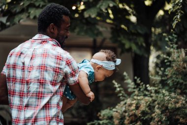 Mutlu baba, yaz parkında kızını kucaklıyor. Mutlu ebeveynlik kavramı 