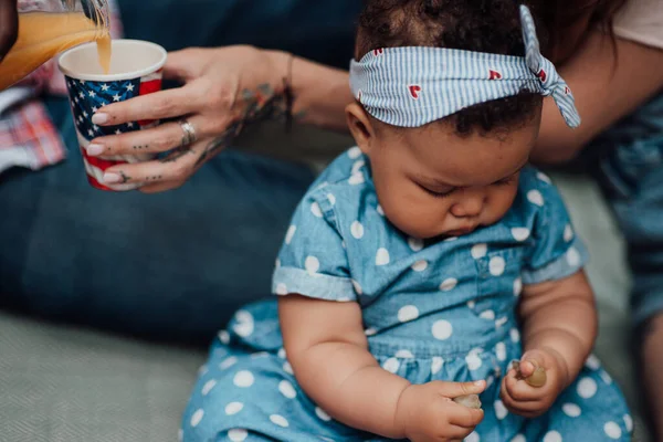 Bagian Pria Dipotong Dengan Botol Jus Dan Bayi Lucu Duduk — Stok Foto