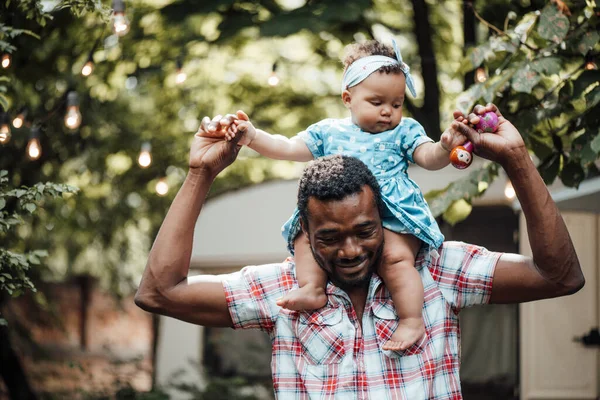 Ευτυχισμένος Πατέρας Που Κρατάει Την Χαριτωμένη Κόρη Του Στο Πάρκο — Φωτογραφία Αρχείου