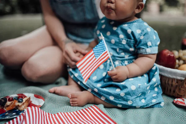 Ibu Dengan Putri Kecil Memegang Bendera Duduk Piknik Taman — Stok Foto