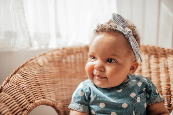 Ritratto Graziosa Bambina Abiti Blu Seduta Poltrona Con Macchina Fotografica — Foto Stock