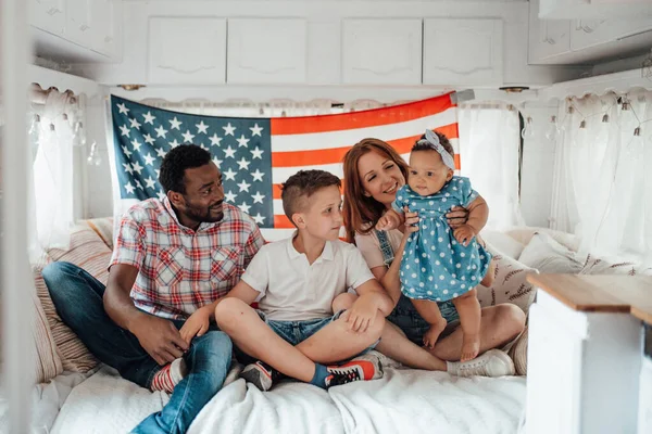 Happy Rodina Sedí Pohovce Přívěsu Interiéru Americkou Vlajkou Pozadí — Stock fotografie