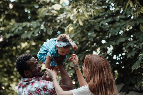 Família Feliz Brincando Com Menina Bonito Parque Verão Durante Dia — Fotografia de Stock