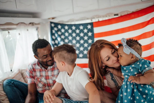 Happy Rodina Sedí Pohovce Přívěsu Interiéru Americkou Vlajkou Pozadí — Stock fotografie