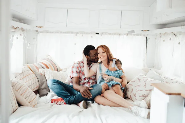 Famille Aimante Avec Petite Fille Assise Sur Canapé Dans Intérieur — Photo