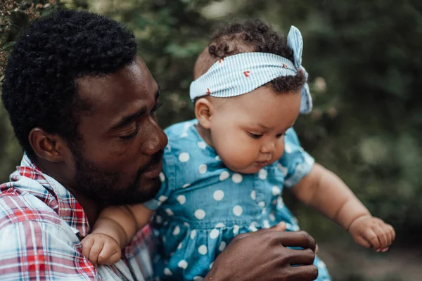 Close Pai Segurando Pequena Filha Mãos — Fotografia de Stock