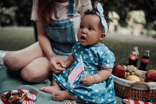 Ibu Dengan Putri Kecil Memegang Bendera Duduk Piknik Taman — Stok Foto