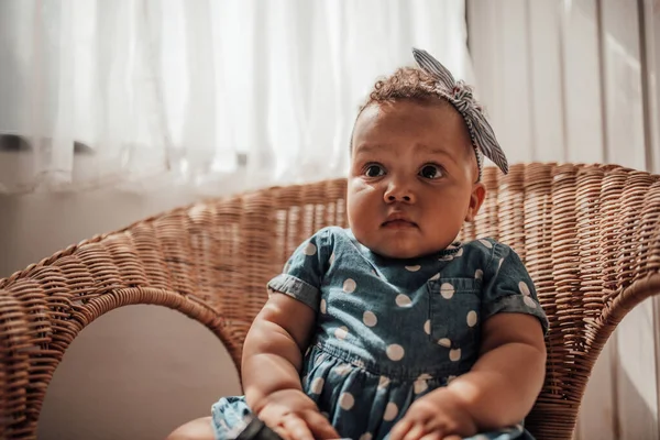 Retrato Menina Bonito Roupas Azuis Sentado Poltrona Com Câmera Nas — Fotografia de Stock