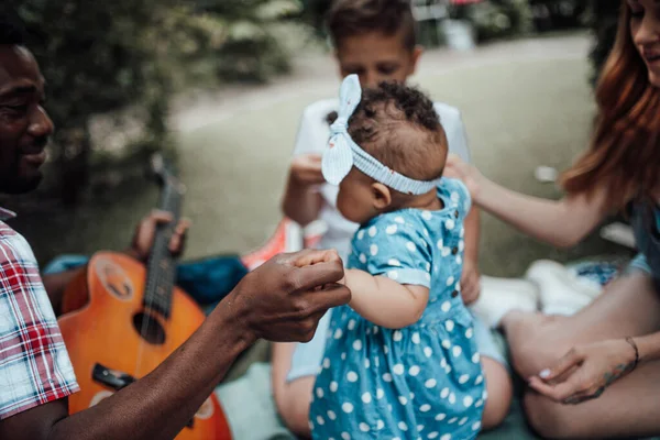 Oslavujeme Rodinu Pikniku Letním Parku Šťastní Rodiče Baví Dětmi Hrát — Stock fotografie