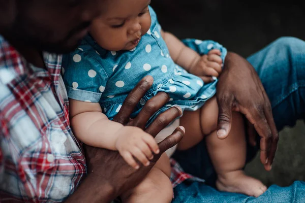 Close Pai Segurando Pequena Filha Mãos — Fotografia de Stock