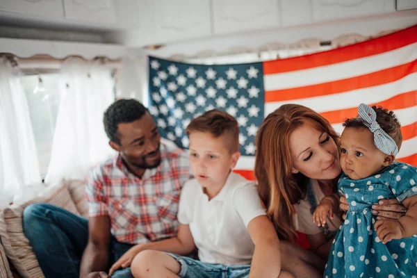 Happy Rodina Sedí Pohovce Přívěsu Interiéru Americkou Vlajkou Pozadí — Stock fotografie