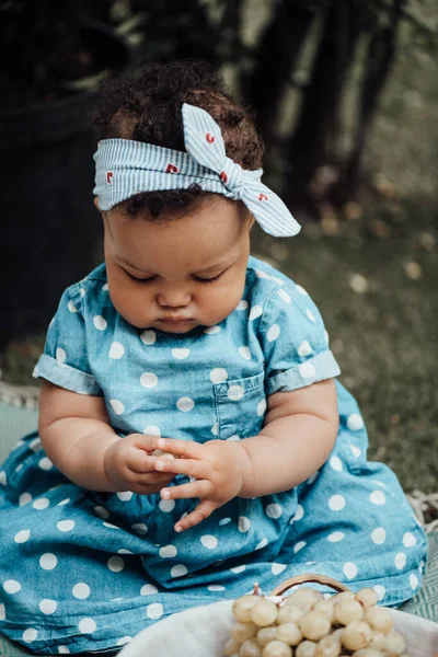 Menina Bonito Sentado Mesa Férias Com Prato Frutas — Fotografia de Stock