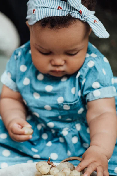 Roztomilé Dívka Sedí Prázdninového Stolu Talířem Ovoce — Stock fotografie