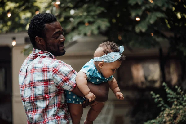 Pai Feliz Segurando Filha Bonito Parque Verão Conceito Paternidade Feliz — Fotografia de Stock