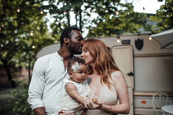 Retrato Livre Casal Amoroso Segurando Menina Mãos Família Descansando Parque — Fotografia de Stock