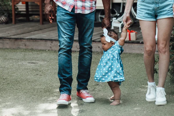 Familia Feliz Caminando Con Una Linda Niña Parque Verano Durante — Foto de Stock